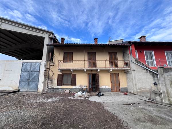 PISCINA – FABBRICATO CON CAPANNONE E TERRENO!