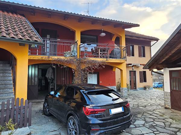 Splendida casa bifamiliare con terreno e capannone