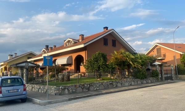 LIBERA A TRE LATI