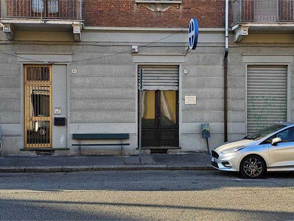 Locale negozio /ufficio con basse spese su strada