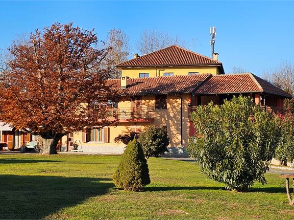 ALLOGGIO IN VILLA CON GIARDINO