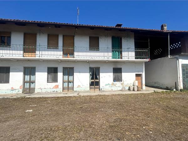 RUSTICO LIBERO A QUATTRO LATI