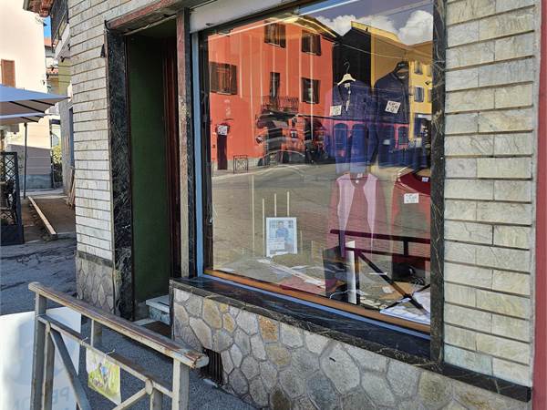 Cumiana centro  negozio in affitto vetrinato 