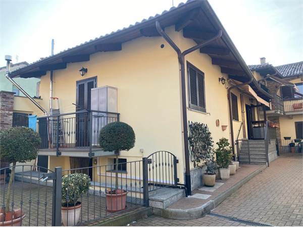 VILLETTA A SCHIERA CON CORTILE