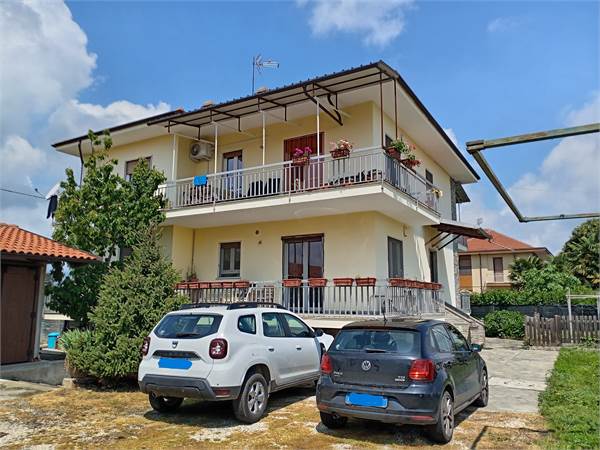 CAVOUR - Ampio appartamento in villa bifamiliare 