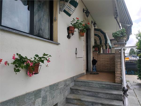 Casa semindipendente con giardino e capannone