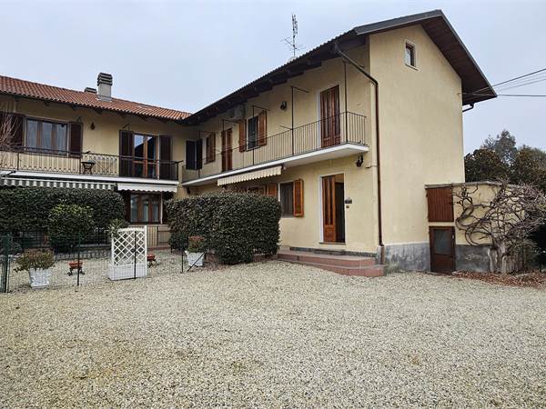 Cumiana centro, casa con giardino e box doppio 
