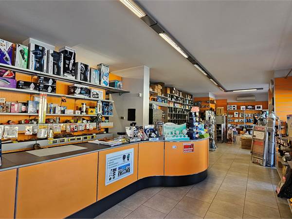 LOCALE COMMERCIALE PIOSSASCO CENTRALE IN AFFITTO