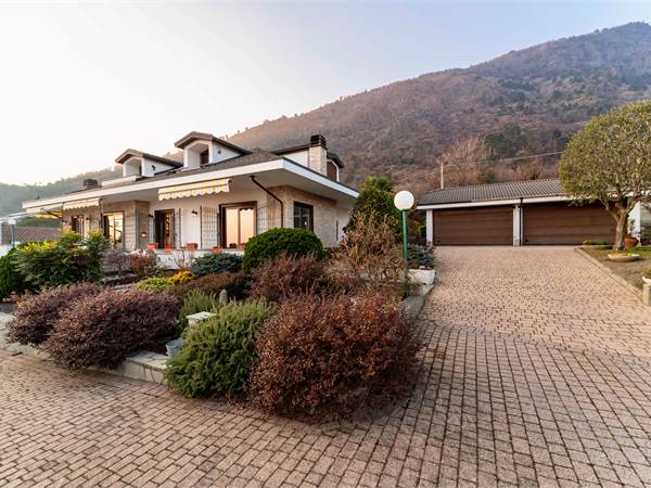 Prestigiosa villa in collina 