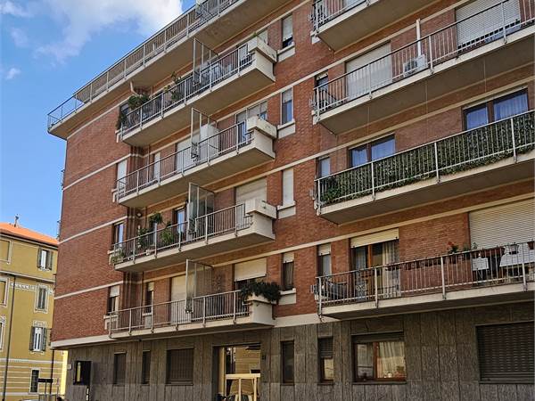 Appartamento piano alto in bello stabile 