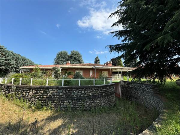 Villa Signorile con magazzino di 3.000 mq.
