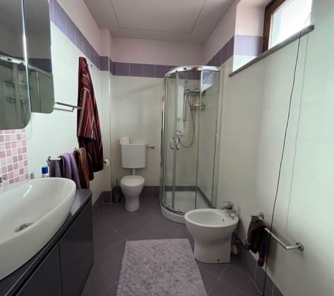 bagno con box doccia 