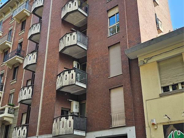San Donato, piano alto affitto appartamento mansardato 2 vani arredato