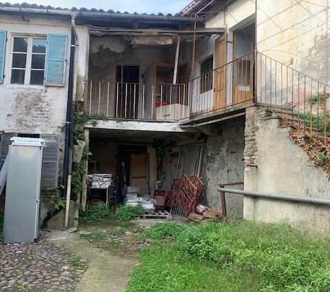 fabbricato interno cortile