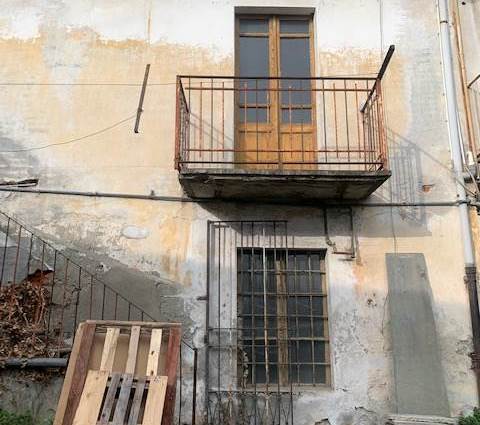 fabbricato interno cortile 