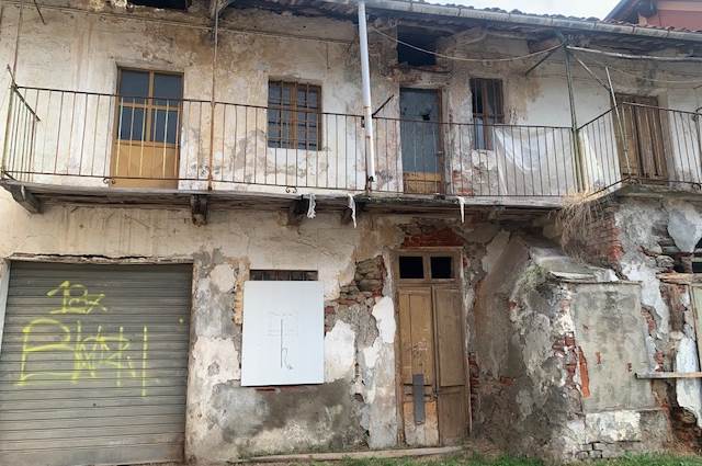 fabbricato lato strada