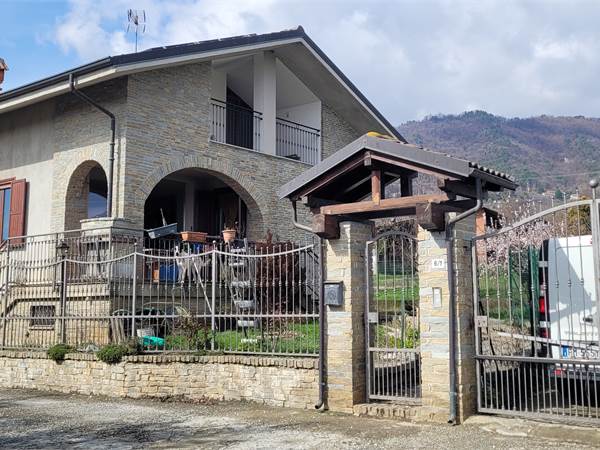 Roletto, bella villa in centro paese