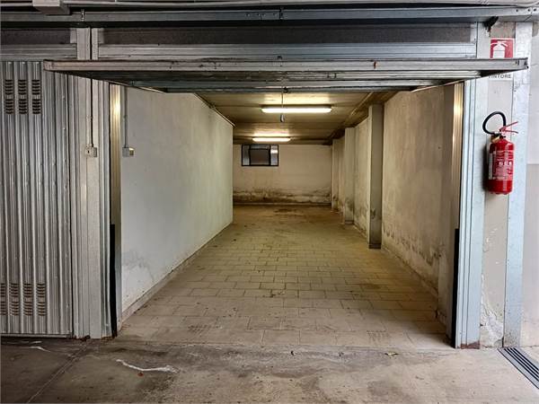 Pinerolo : ampio box auto in vendita 