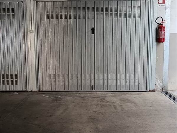 Pinerolo : ampio box auto in vendita 