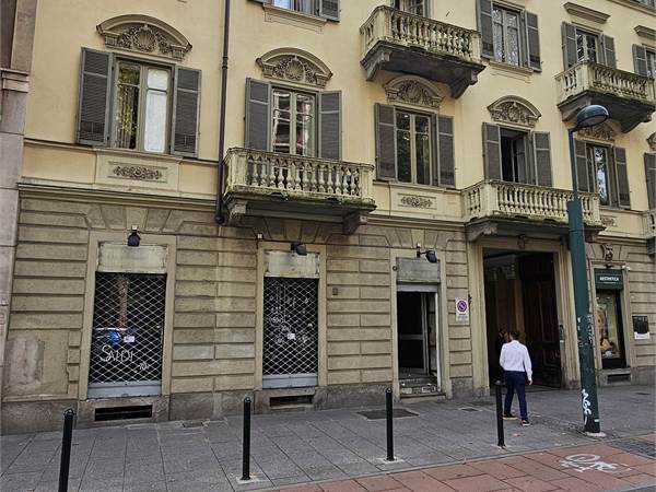 Negozio in affitto in bella posizione molto visibile