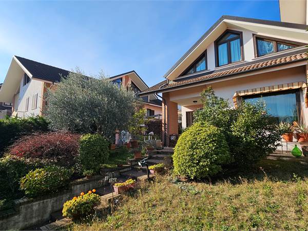 Villa libera su 3 lati di recente costruzione