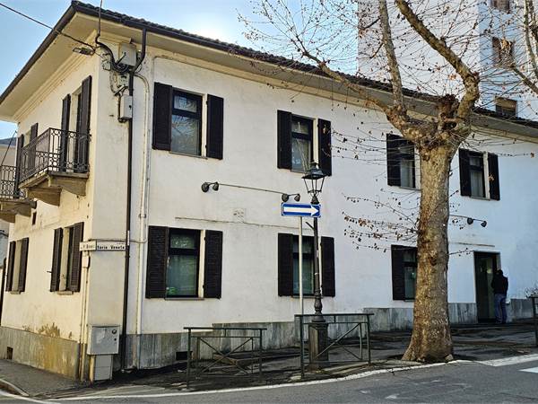 Palazzina uffici con box e posti auto