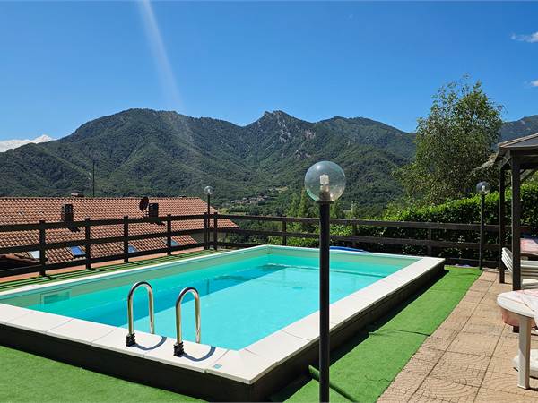 Splendida villa bifamiliare in borgata Berga Cumiana con piscina e vista aperta