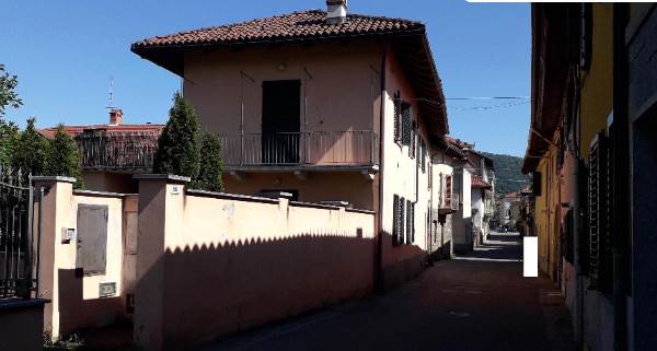 Appartamento con cortile e posto auto