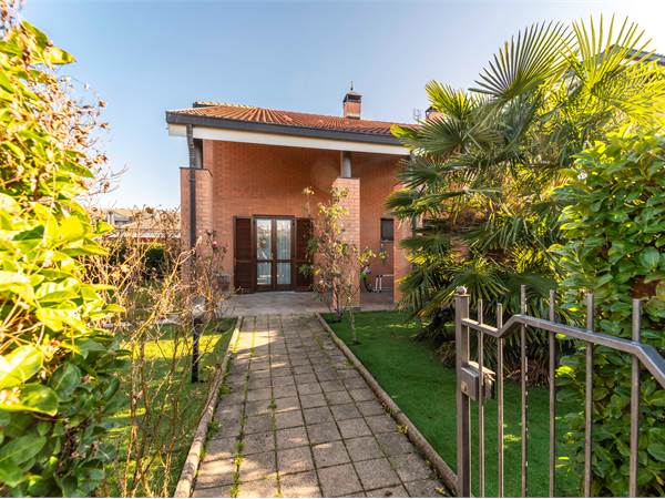 Villa indipendente su tre lati con giardino privato