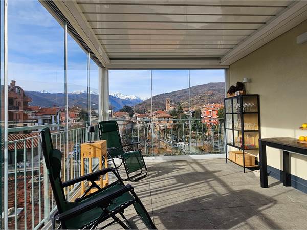 Attico con terrazzo chiuso da serra solare e con box di 52 mq!