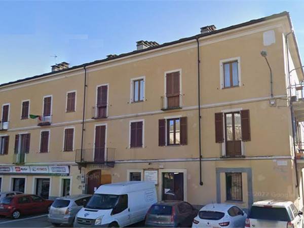 Pinerolo centro, appartamento 4 vani termo autonomo con posto auto in cortile
