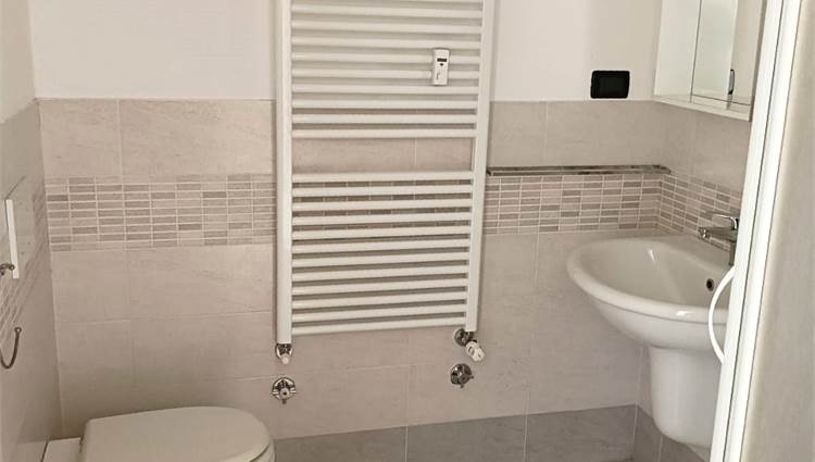 bagno con box doccia