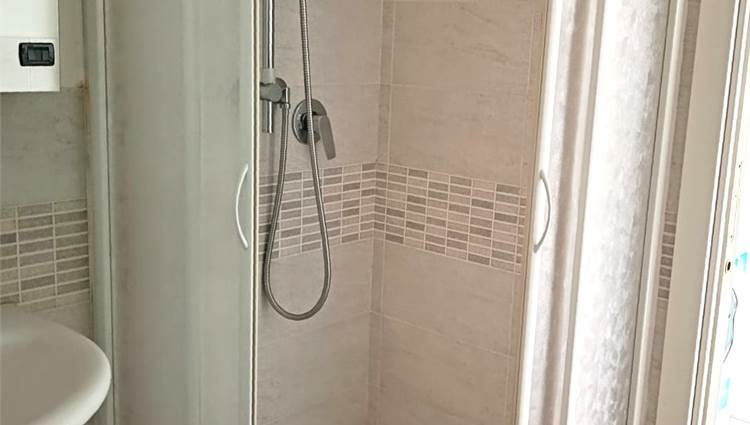 bagno con box doccia