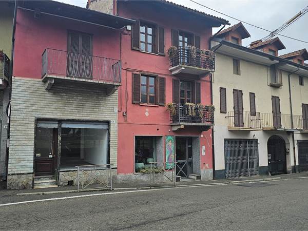 Cumiana centro  negozio in affitto vetrinato 