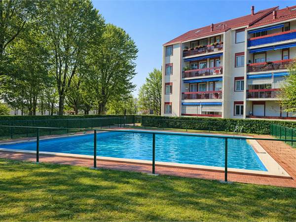 Appartameneto 3 vani ben tenuto in stabile con piscina e campo da tennis 