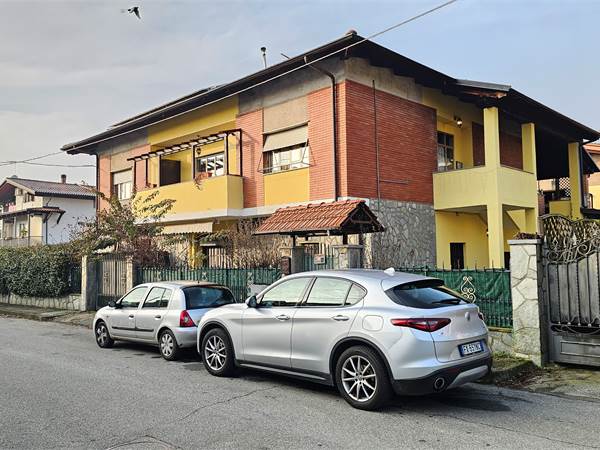 Villa di ampia metratura con ampi locali e adatta a vari usi 