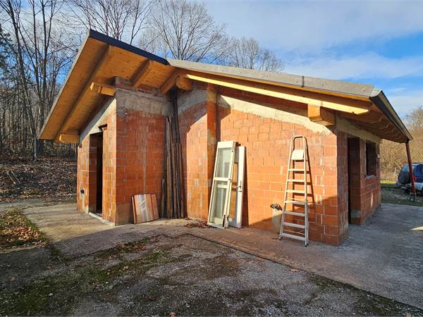 2 fabbricati da ultimare in ampio terreno (circa 5300 mq) con fabbricati accessori