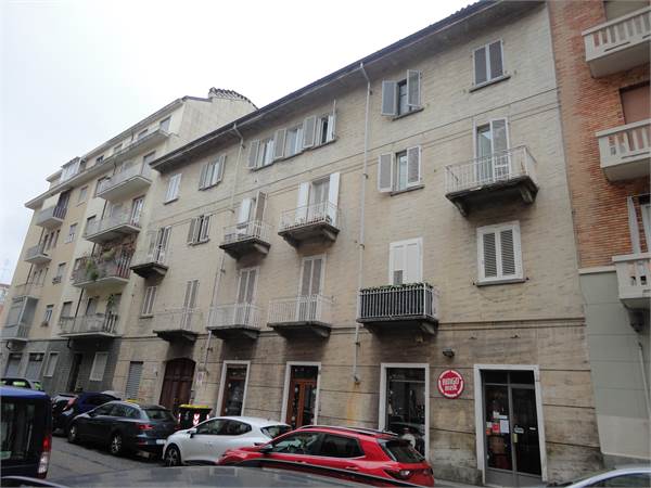 Ampio Locale Commerciale in Zona Parella – Due Vetrine, Retro e Cantina