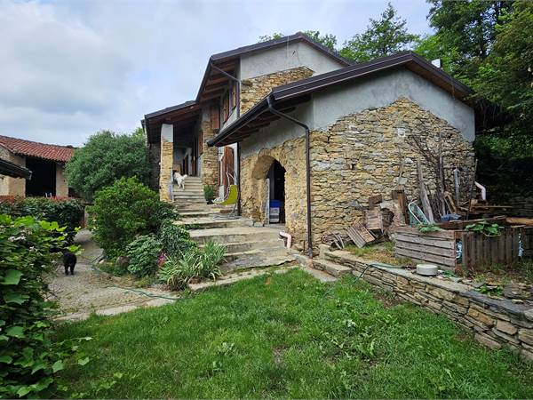 Casale finemente ristrutturato con terreno