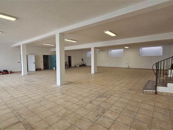 Locale adatto negozio, ristorante ufficio, magazzino o altro di ampia metratura 