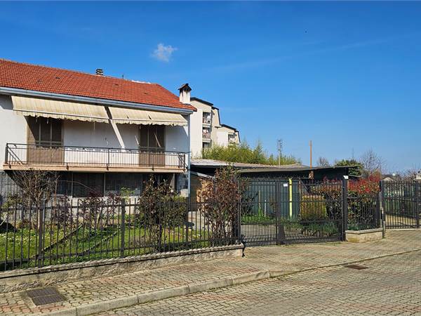 Casa indipendente con locali accessori, giardino e terreno