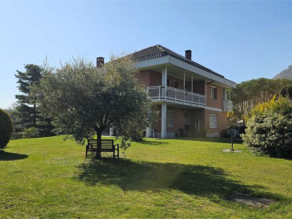Ampia villa di pregio volendo bifamiliare  con ampio giardino 