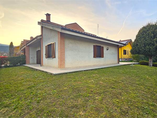 villa su 3 lati recente e ben tenuta