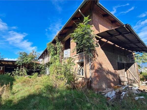 Casale con deposito, tettoia e terreno agricolo