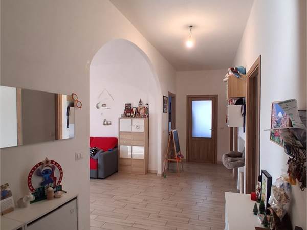 Ampio e luminoso appartamento ristrutturato all’ultimo piano con vista aperta