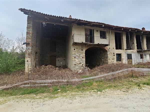 CAscinale da ristrutturare con 2900 mq di terreno 