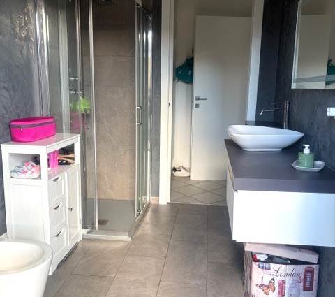 bagno con box doccia