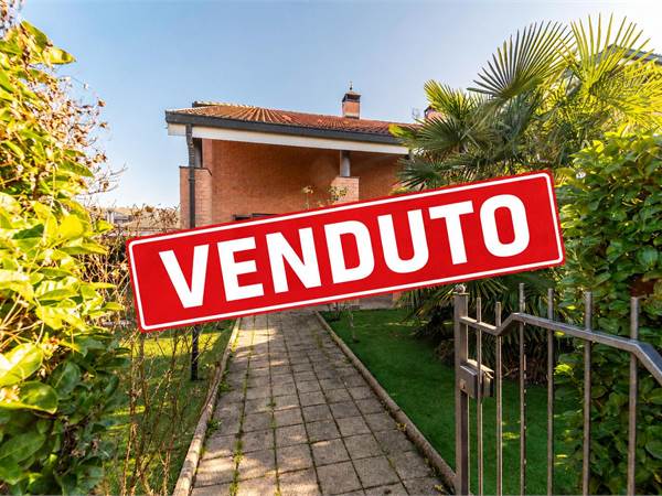 Villa indipendente su tre lati con giardino privato