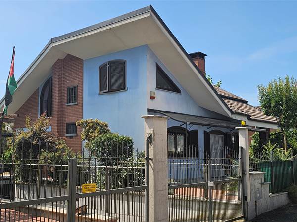 Cumiana villa di pregio recente in centro paese indipendente con ampio giardino 