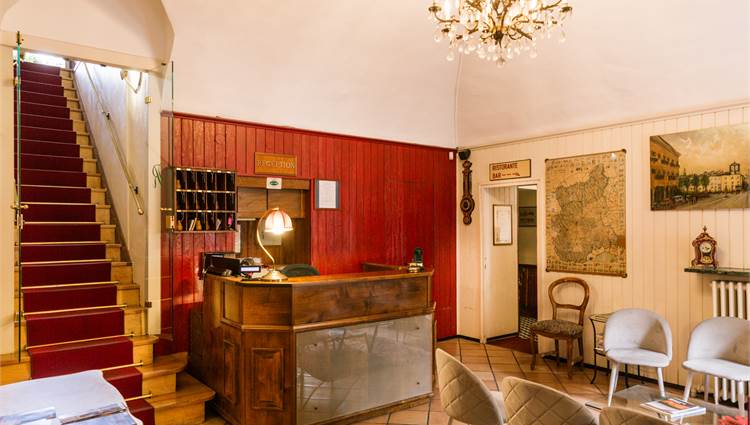 Reception con sacala che porta alle camere
